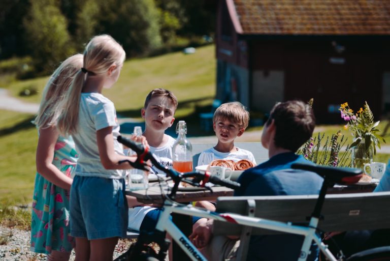 Familie og venner spiser kanelboller ved Bakerens paradis i Sandnes