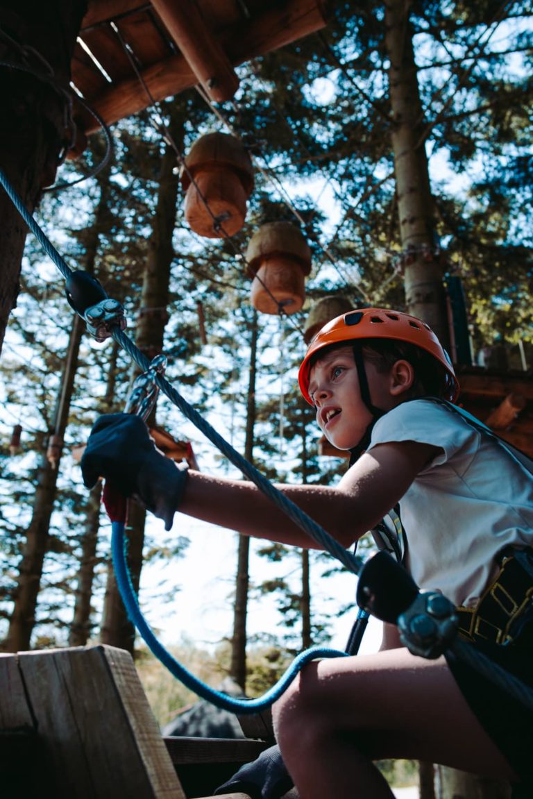 Gutt gjør seg klar til å klatre hos Sprett klatrepark i Sandnes